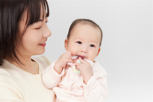 攝圖網_501725342_抱著嬰兒小寶寶的月嫂（企業商用）.jpg